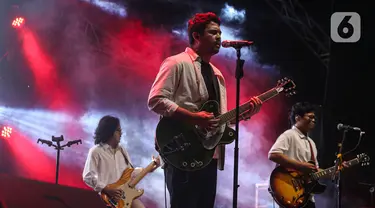 Musisi Nadhif Basalamah saat tampil menghibur para penonton Pertamina Weekend Fest 2024 di QBig, Kabupaten Tangerang, Banten, Minggu (7/7/2024). (Liputan6.com/Angga Yuniar)