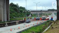 Pengendara mobil melintasi ruas Jalan Tol Bogor Ciawi-Sukabumi (Bocimi) seksi II di kawasan Cicurug-Cibadak, Sukabumi, Jawa Barat, Munggu (25/12/2022). Libur Natal dan Tahun Baru (Nataru), Jalan Tol Bocimi seksi II dibuka secara fungsional sejak 23 Desember 2022 hingga 2 Januari 2023 yang  bertujuan untuk mengantisipasi adanya lonjakan arus mudik dan balik dari Jabodetabek ke wilayah Sukabumi. (merdeka.com/Arie Basuki)
