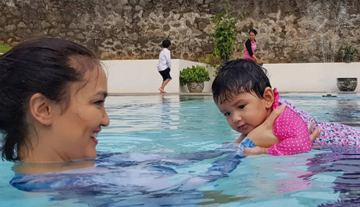 Setelah bersama sang ayah, dalam foto ini Salma terlihat sangat senang saat berada di kolam renang bersama sang ibu, Atiqah. Di wajah Salma tak tampak rasa takut sedikit pun yang dirasakanya saat itu. (Instagram/riodewanto)