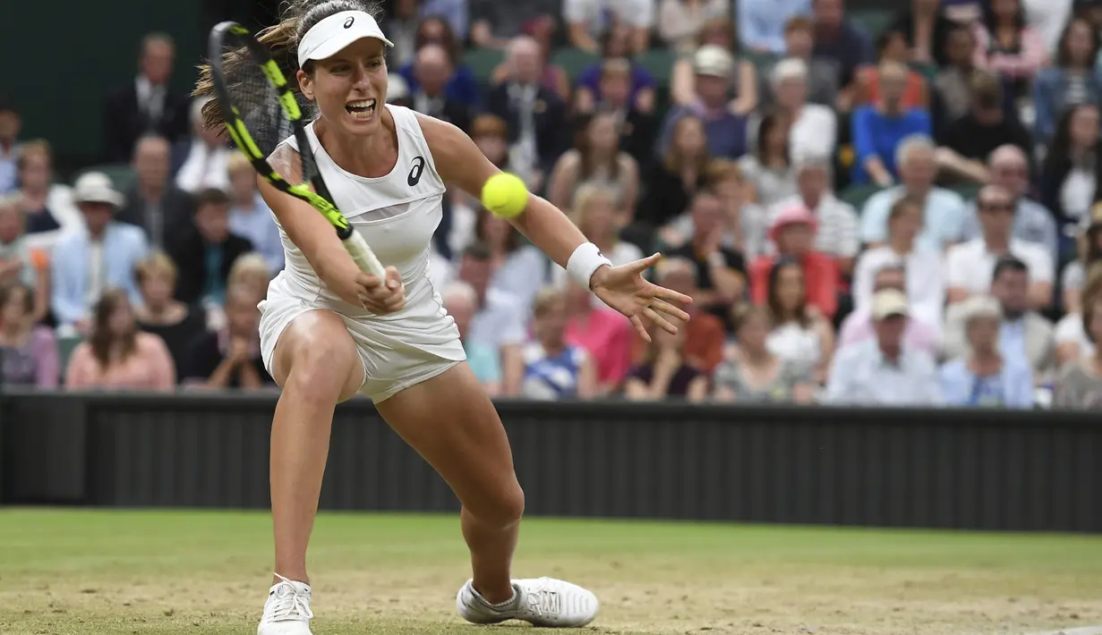 Gaya Johanna Konta mengembalikan bola ke arah Simona Halep pada perempat final tunggal putri Wimbledon 2017 di The All England Lawn Tennis Club, Wimbledon, London, (11/7/2017). (AFP/Glyn Kirk)