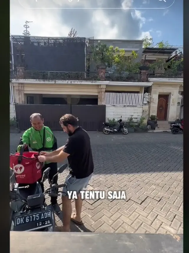 Mahir Berbahasa Inggris, Kisah Driver Ojol dengan Keterbatasan Fisik Ini Viral