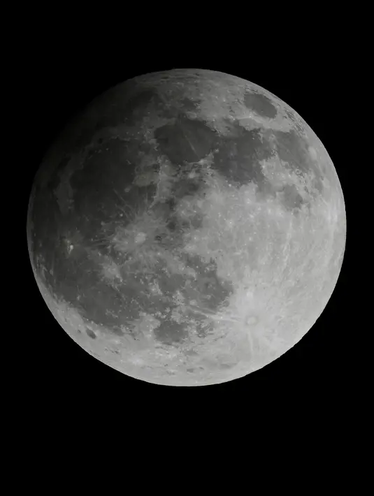Gerhana bulan penumbra terekam pada IST 22.56 di Kolkata, India, Jumat (5/5/2023). Adapun gerhana bulan penumbra merupakan fenomena alam di mana bulan memasuki daerah penumbra Bumi, sehingga mengakibatkan bayangan bulan menjadi lebih redup. (AP Photo/Bikas Das)
