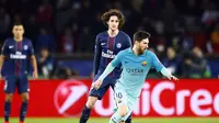 Bintang Barcelona Lionel Messi (kanan) dijaga gelandang Paris Saint-Germain Adrien Rabiot pada leg pertama babak 16 besar Liga Champions di Parc des Princes, Rabu (15/2/2017). (AP Photo/Francois Mori)