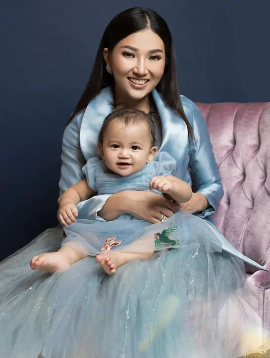 Bergantian, kali ini Sarwendah melakukan foto berdua dengan Thania Putri Onsu. Saat menjalani pemotretan, sang putri tampak begitu menikmati. Bahkan di pose foto kali ini, Thania tampak begitu bahagia dan tersenyum ceria. Banyak netizen yang gemas melihatnya. (Liputan6.com/IG/fdphotography90)