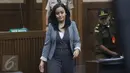 Resepsionis Kafe Olivier, Resmiyati saat menjalani sidang lanjutan kasus kopi beracun dengan terdakwa Jessica Kumala Wongso di PN Jakarta Pusat, (28/7). Sidang beragendakan pemeriksaan saksi karyawan kafe Olivier. (Liputan6.com/Immanuel Antonius)