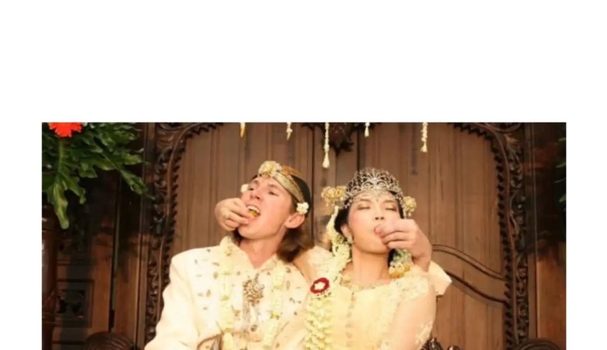 Dengan kebaya putih dan kain batik, Prof. Stella Christie tampak begitu manglingi. [Foto: Instagram/ Prof. Stella Christie]