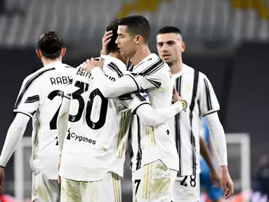 Penyerang Juventus, Cristiano Ronaldo berselebrasi dengan rekan-rekannya usai mencetak gol ke gawang Spezia pada pertandingan lanjutan Liga Serie A Italia di Stadion Allianz, Turin, Italia, Rabu (3/3/2021). Juventus menang telak atas Spezia dengan skor 3-0. (Marco Alpozzi / LaPresse via AP)