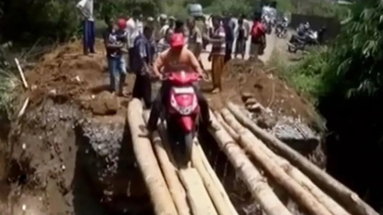 Kilas Indonesia: Warga Desa Jambi Terisolir Jembatan Dihancurkan