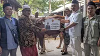 Pengurus Gerindra Tuban menyerahkan sapi kurban dari Prabowo untuk pesantren di Tuban. (Istimewa)