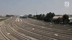 Suasana area pembangunan Depo kereta Cipinang, di Jakarta, Kamis (10/5). Depo yang nantinya sebagai tempat perawatan dan pemeriksaan kereta tersebut sudah mencapai titik rampung. (Merdeka.com/Iqbal S. Nugroho)