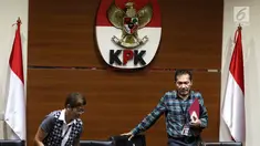 Wakil Ketua KPK Saut Situmorang dan Kabiro Humas Yeyek Andriati jelang konferensi pers di Gedung KPK, Jakarta, Minggu (30/12) dini hari. Konpers terkait dugaan suap kepada Pejabat Kementerian PUPR yang melibatkan 21 orang. (Liputan6.com/Johan Tallo)