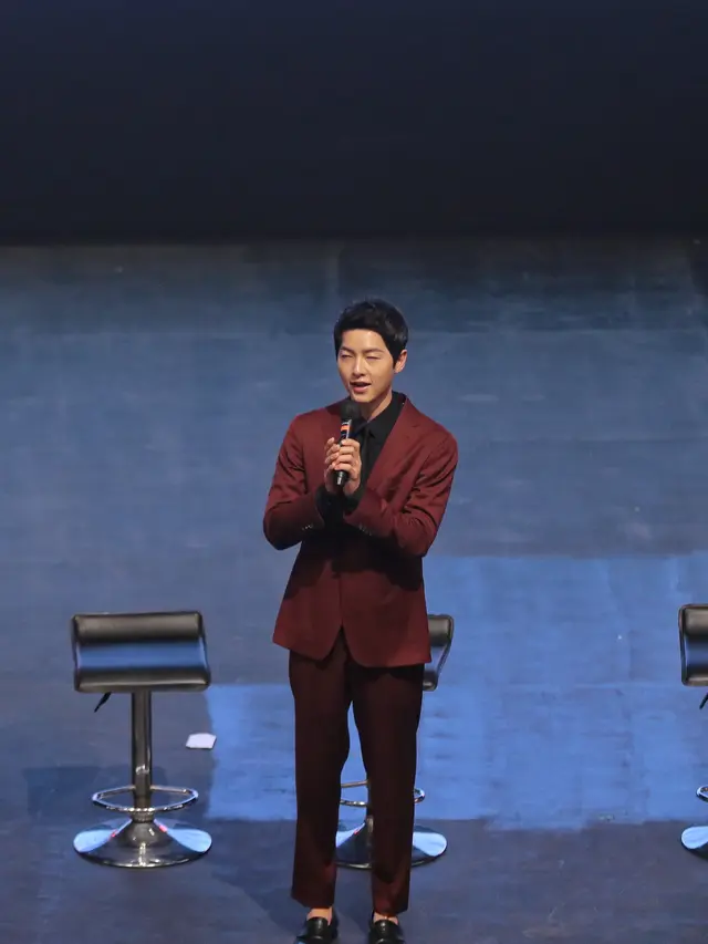 Melihat Pesona Tampan Song Joong Ki dari Dekat dalam Balutan Batik dan Setelan Jas