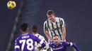 Bek Juventus, Matthijs de Ligt, duel udara dengan pemain Fiorentina, Franck Ribery, pada laga Liga Italia di Turin, Rabu (23/12/2020). Fiorentina menang dengan skor 0-3. (Fabio Ferrari/LaPresse via AP)