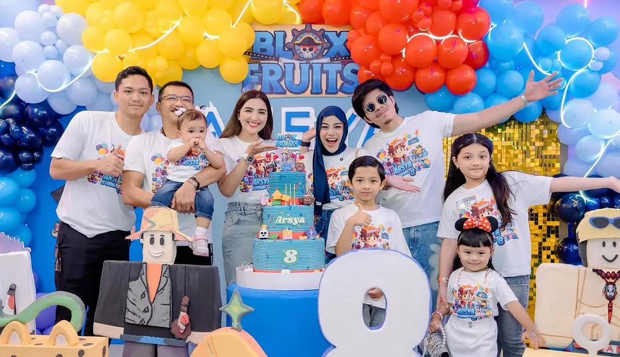 Anang Hermansyah dan Ashanty rayakan ulang tahun Arsya Hermansyah yang ke-8 bersama keluarga. Bahkan seluruh keluarga besar kenakan kaus bergambar Blox Fruits yang jadi seragam [@ashanty_ash]