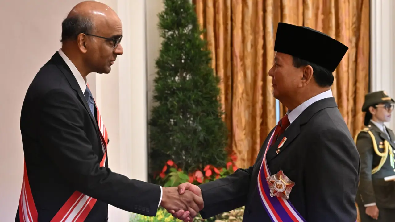 Menteri Pertahanan Indonesia Prabowo Subianto dianugerahi penghargaan militer tertinggi Singapura, Darjah Utama Bakti Cemerlang oleh Presiden Tharman Shanmugaratnam.