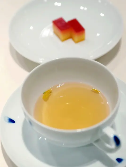Gambar yang dirilis pada 24 April 2018 memperlihatkan teh dibuat dengan jamur pinus dan orange jus dari pulau Jeju yang akan disajikan dalam pertemuan Pemimpin Korea Utara Kim Jong Un dengan Presiden Korea Selatan Moon Jae. (THE BLUE HOUSE via AP)