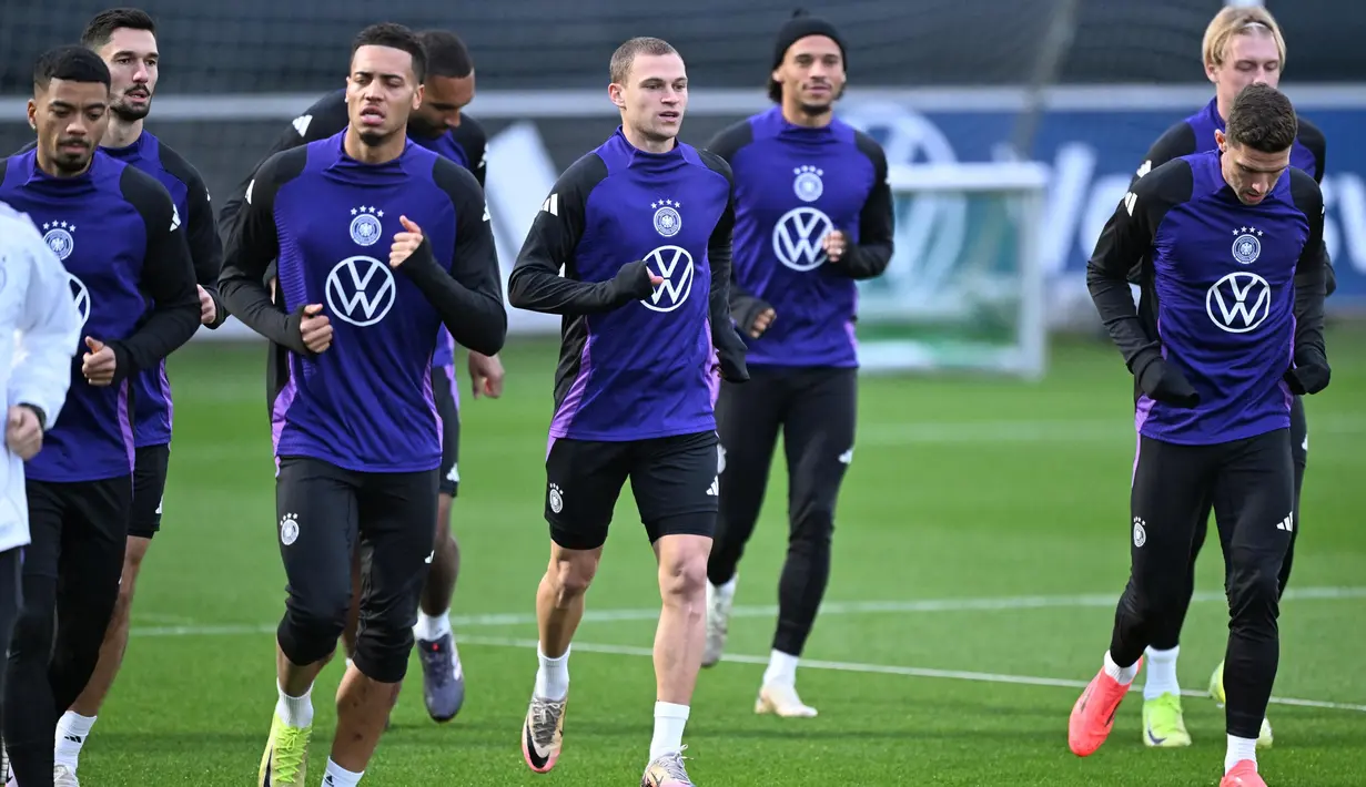 Gelandang tim nasional Jerman, Joshua Kimmich (tengah) bersama rekan setimnya menghadiri sesi latihan bersama di stadion di Frankfurt am Main, Jerman, pada 11 November 2024. (Kirill KUDRYAVTSEV/AFP)