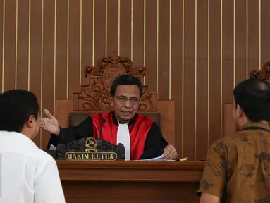 Tim kuasa hukum Syafruddin Arsyad Tumenggung mencabut gugatan praperadilan dengan alasan akan melakukan perbaikan pada permohonan gugatannya di PN Jaksel, Jakarta, Senin (15/5). (Liputan6.com/Immanuel Antonius)