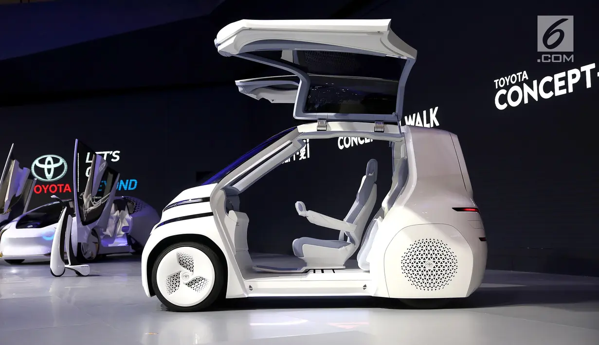Sebuah mobil Toyota i-Ride diperkenalkan pada GAIKINDO Indonesia International Auto Show (GIIAS) 2018 di ICE BSD, Tangsel, Kamis (2/8). Mobil tanpa lingkar kemudi ini terdapat 2 kursi dengan mengadopsi teknologi nirsopir. (Liputan6.com/Fery Pradolo)