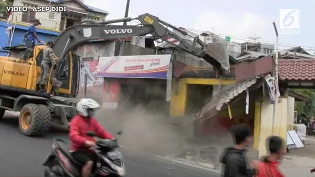 Guna menata kawasan wisata Puncak, Pemerintah kabupaten Bogor mulai menertibkan kios-kios dan rumah liar di kawasan tersebut