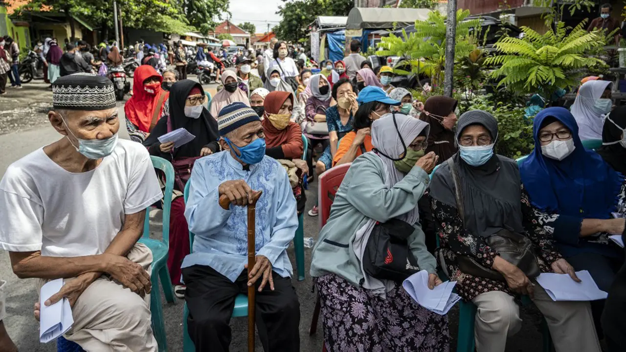 FOTO: Pelaksanaan Vaksinasi Booster COVID-19 di Surabaya