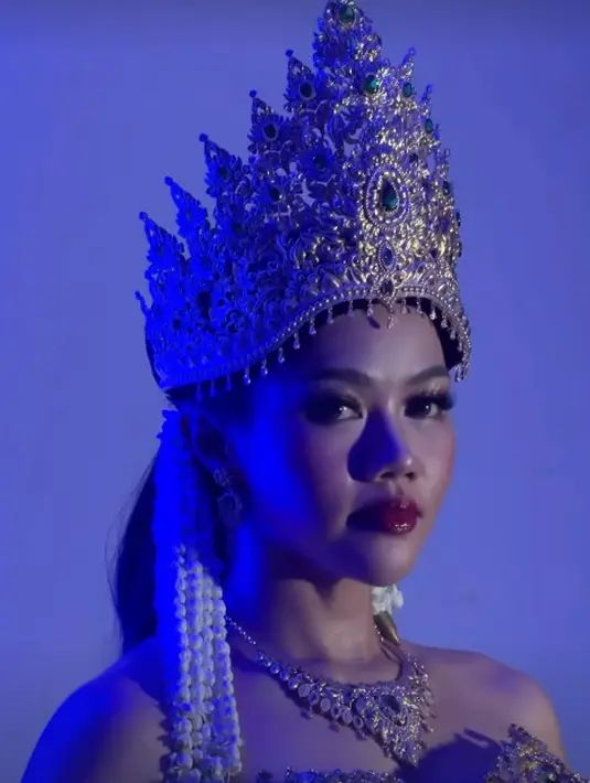 Riasannya dibuat glam bold dengan lipstik merah dan riasan mata yang tajam [@yasvidjaganata]