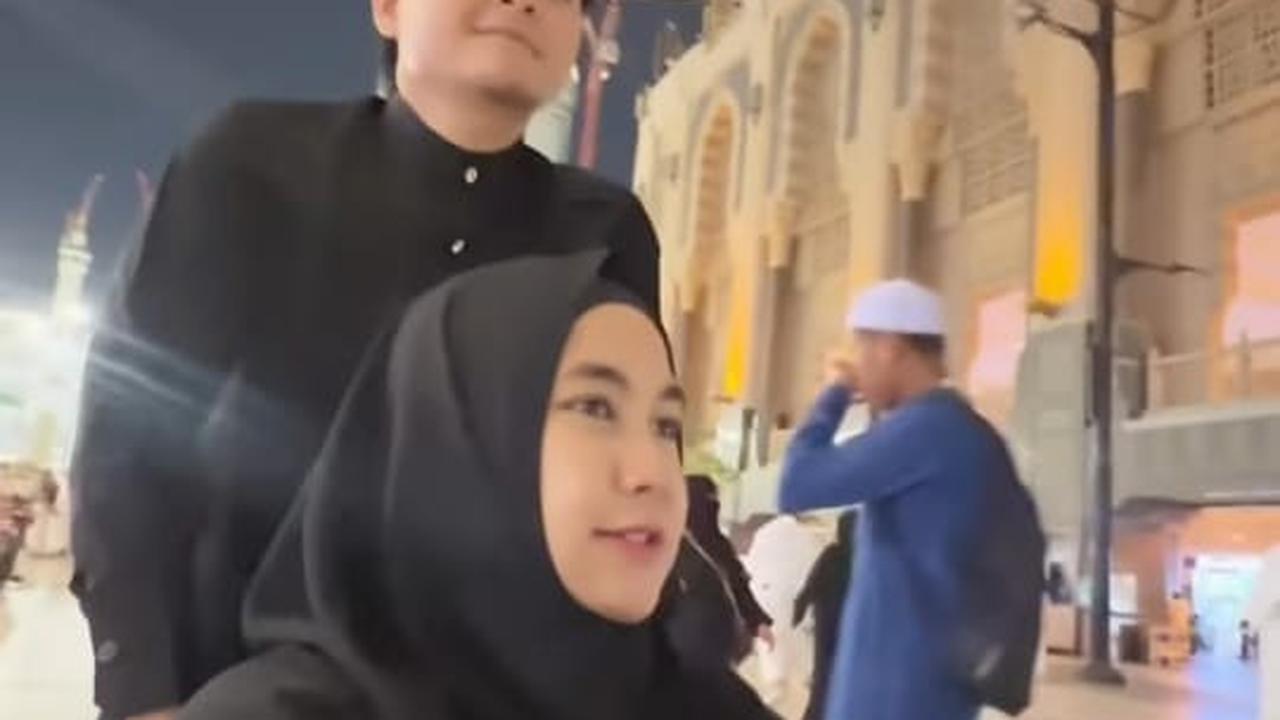 Potret Anisa Rahma dan Suami Umrah