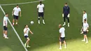 Para timnas pemain Swiss ambil bagian dalam sesi latihan MD-1 mereka di National Arena di Bucharest Minggu (27/6/2021). Pertandingan babak 16 besar EURO 2020 akan mempertemukan Prancis vs Swiss pada Selasa (29/6) dini hari. (Daniel MIHAILESCU / AFP / POOL)