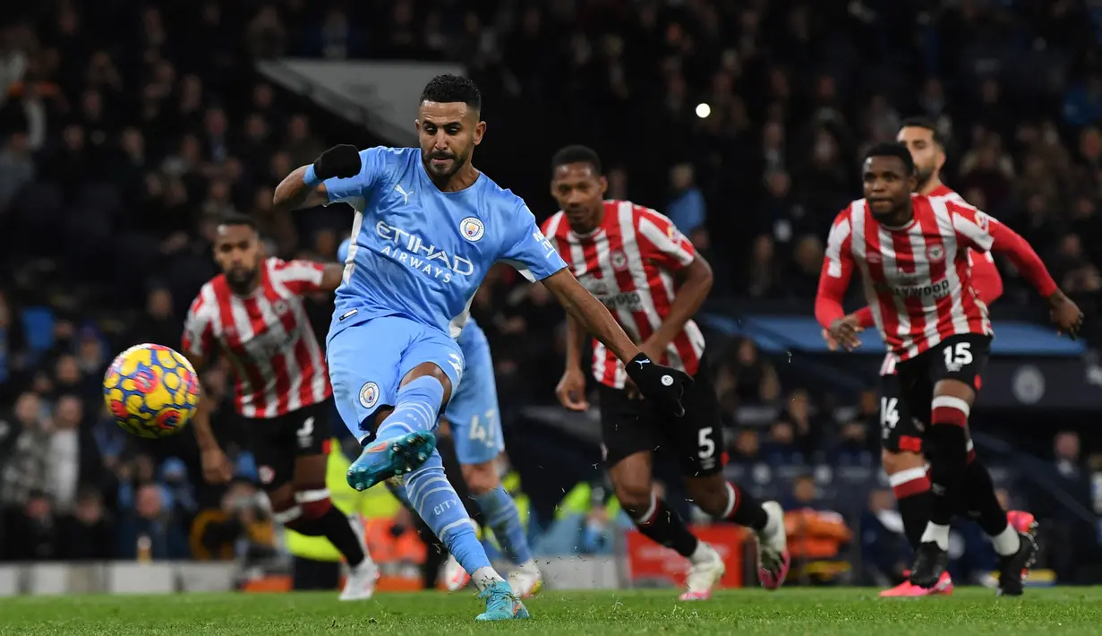 Riyad Mahrez menjadi keran gol Man City usai sukses menjadi algojo penalti pada menit ke-39. The Cityzens mendapat hadiah tendangan dua belas pas usai Raheem Sterling yang melakukan penetrasi dari sisi kiri, dilanggar Mads Roerslev Rasmussen di kotak terlarang. (AFP/Paul Ellis)