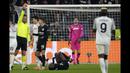 <p>Pemain Eintracht Frankfurt, Randal Kolo Muani (tengah) mendapatkan kartu merah dari wasit Artur Dias pada laga leg pertama 16 besar Liga Champions 2022/2023 melawan Napoli yang berlangsung di Deutsche Bank Park, Rabu (22/2/2023) WIB. (AP Photo/Michael Probst)</p>