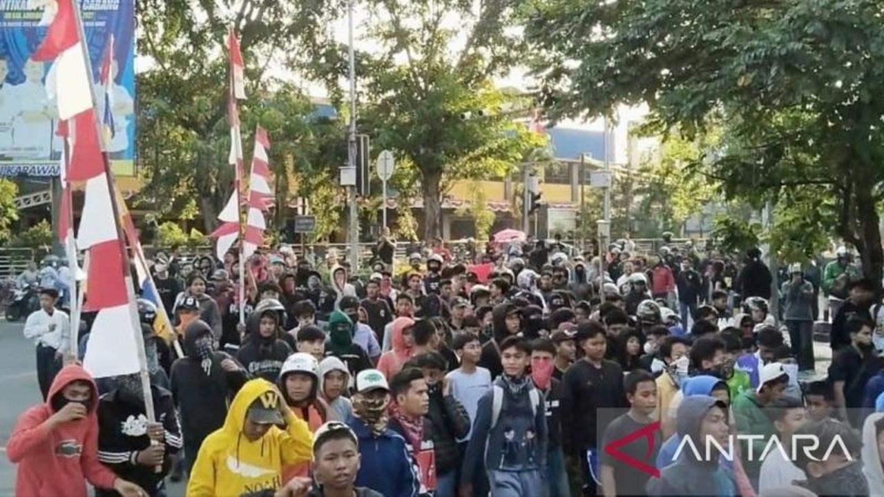 Fakta Unik Unjuk Rasa Karawang: Sempat Lempar Botol, Aksi di DPRD Berakhir Kondusif