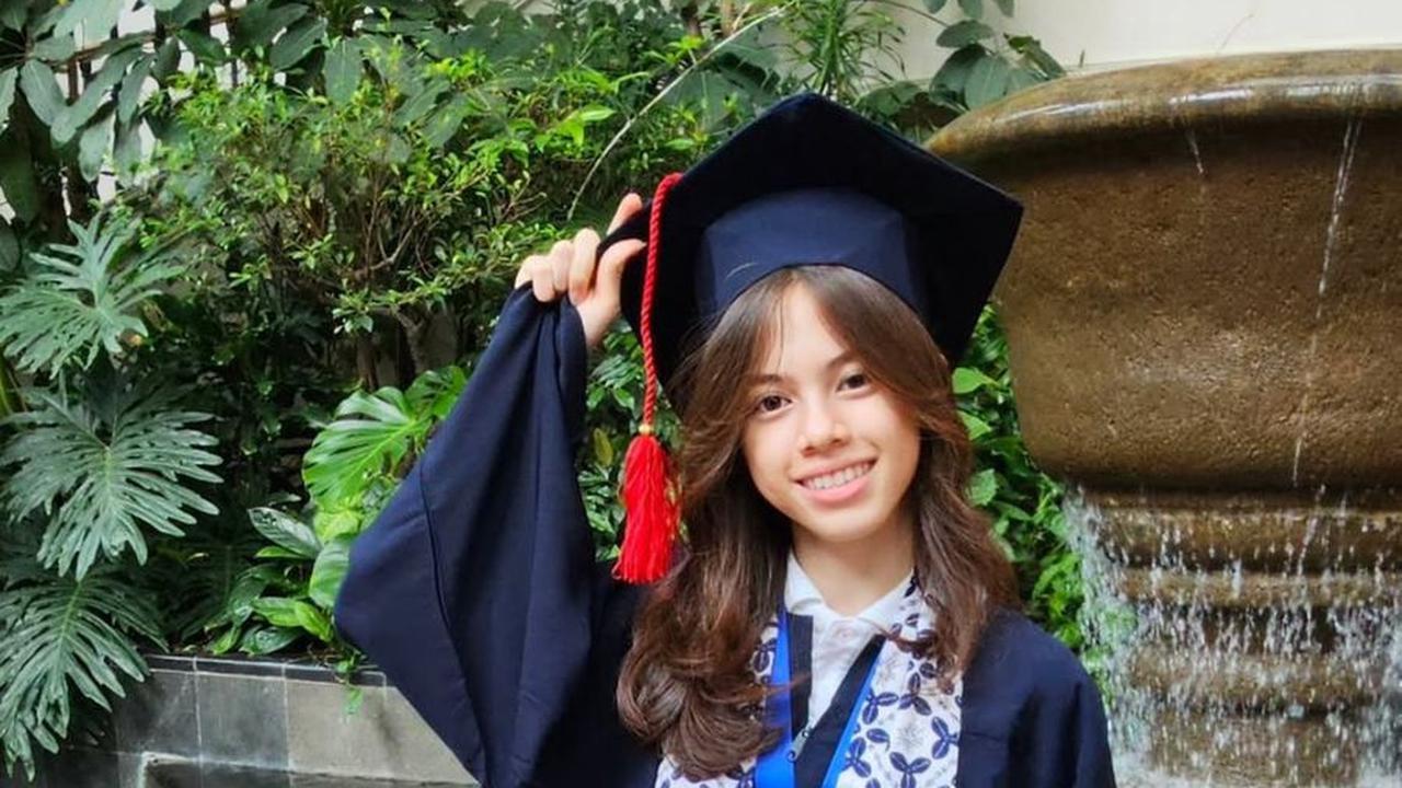 Potret Bahagia London Abigail Wisuda SMP, Wulan Guritno dan Mantan Suami Kompak Dampingi Sang Putri