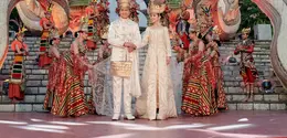 Pernikahan keponakan Erick Thohir, Gamma Thohir dan Keelie Gunawan masih berlanjut di Bali. Kali ini, hadirkan dekorasi bernuansa Nusantara dengan dominasi warna merah dan material anyaman. [@dikhadheansa]