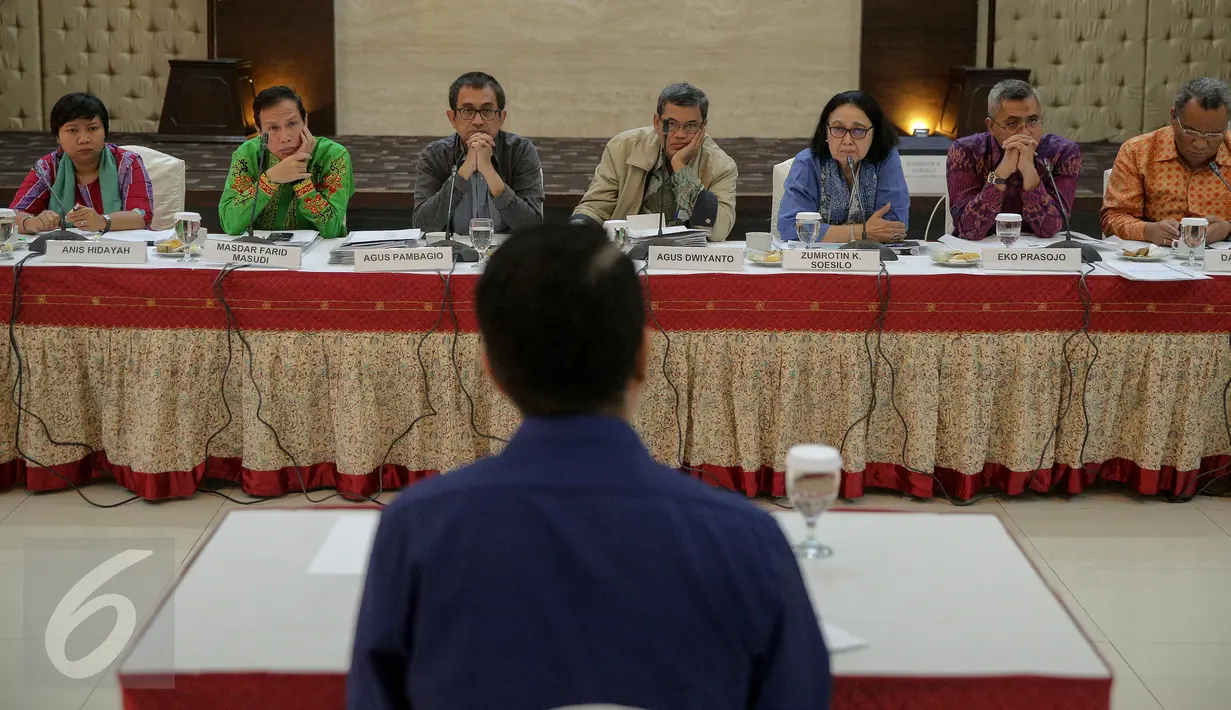 Pansel Calon Pimpinan Ombudsman RI (Pansel ORI) melakukan tes wawancara terbuka di Gedung Sektretariat Negara, Jakarta, Selasa (27/10). Pansel ORI hari ini memulai tes wawancara terhadap 36 kandidat hingga 30 Oktober 2015. (Liputan6.com/Faizal Fanani)