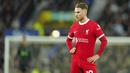 Pemain Liverpool, Alexis Mac Allister, tampak lesu setelah ditaklukkan Everton pada laga Liga Inggris dalam duel tunda pekan ke-29 Premier League 2023/2024, Kamis (25/4/2024). (AP Photo/Jon Super)