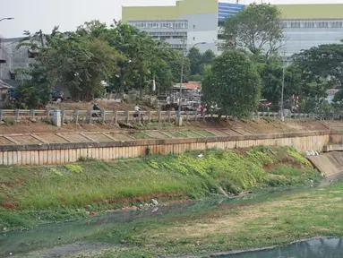 Suasana aliran Kanal Banjir Timur (KBT) yang mengering di kawasan Cipinang Muara, Jakarta, Jumat (11/9/2020). Curah hujan yang rendah selama musim kemarau menyebabkan debit air di kawasan tersebut berkurang sehingga bantaran kanal mengalami kekeringan. (Liputan6.com/Immanuel Antonius)