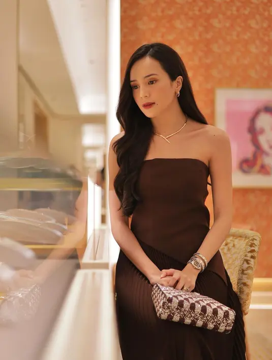 Ia juga terlihat menjajal Serpenti Tubogas Watch yang terkenal seharga Rp655 Jutaan [@bebytsabina]