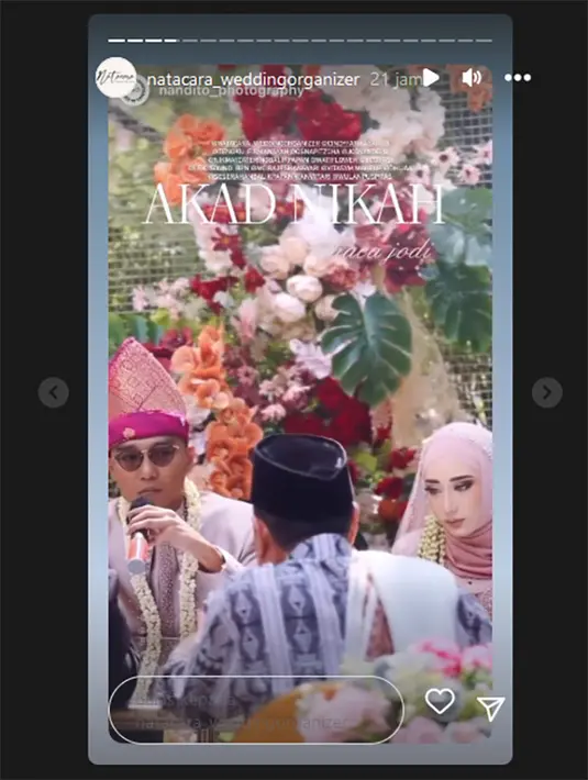 Tampak dalam beberapa foto yang dimabil dari  tangkapan layar @natacara_weddingorganizer yang mengurus pernikahannya Chacha dan Jodi, akad nikah di gelar secara outdoor. [Instagram/@natacara_weddingorganizer]