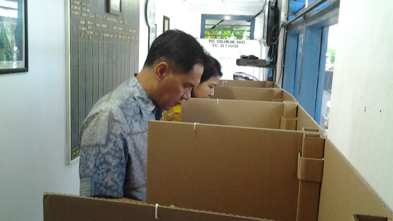 Gita Wirjawan Nyoblos di TPS Setiabudi