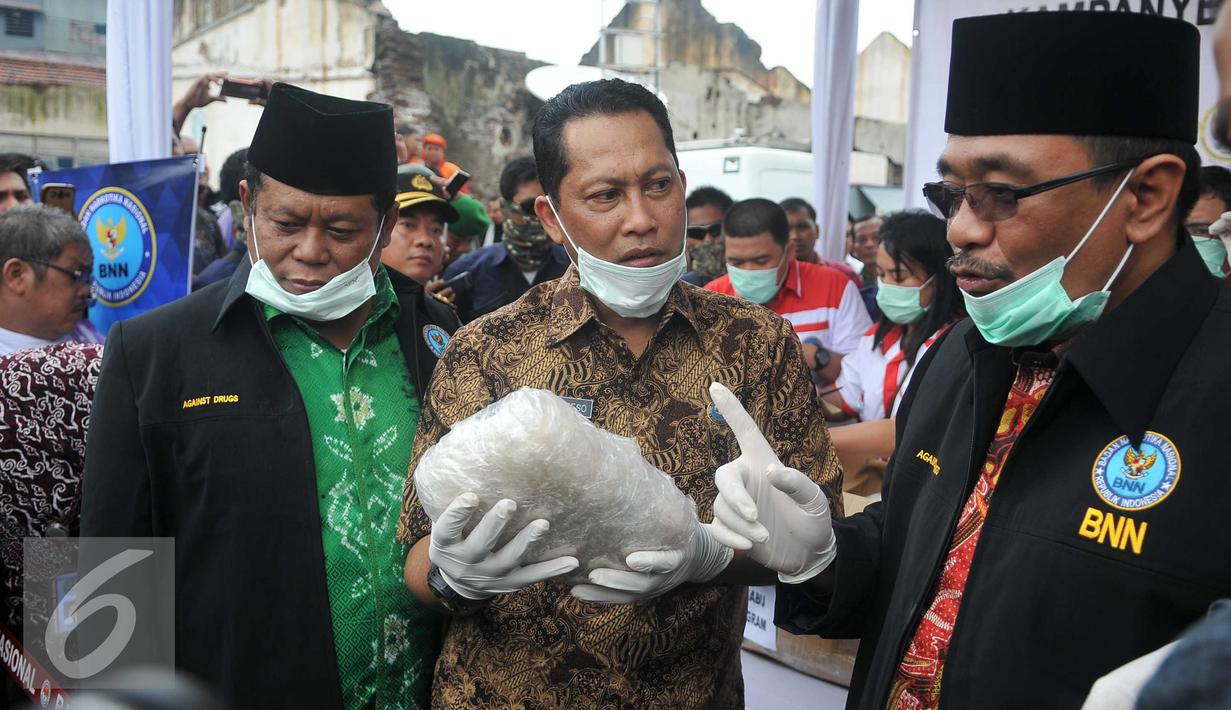Kepala BNN, Budi Waseso (tengah) berbincang dengan Wagub DKI Jakarta, Djarot Saiful Hidayat saat pemusnahan barang bukti narkotik jenis shabu sebanyak 120 kilogram di lapangan parkir Kota Tua, Jakarta, Jumat (26/2). (Liputan6.com/Gempur M Surya)