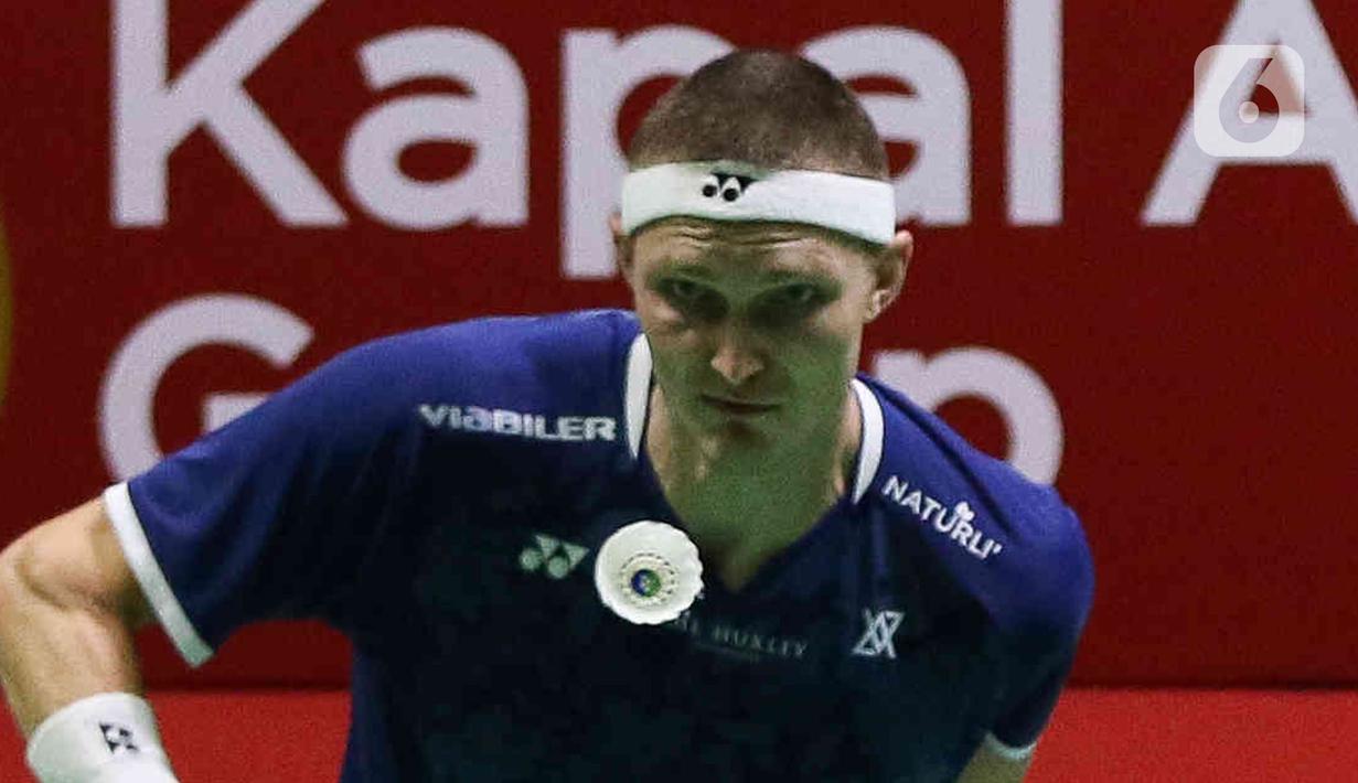 Ekspresi pebulu tangkis tunggal putra Denmark Viktor Axelsen saat melawan tunggal putra India Prannoy Haseena Sunil dalam babak semifinal Indonesia Open 2023 di Istora Senayan, Jakarta, Sabtu (17/6/2023). (Liputan6.com/Herman Zakharia)