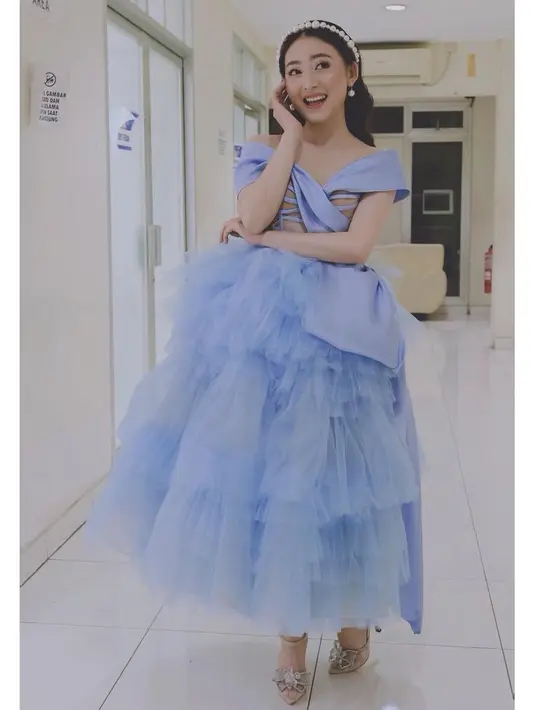 Tiara di kepalanya membuat Natasha Wilona seperti princess di dunia nyata (Instagram @natashawilona12)