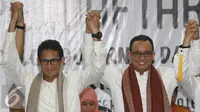 Anies Baswedan dan Sandiaga Uno resmi mendaftar pencalonan gubernur dan wakil gubernur ke KPUD DKI Jakarta di Jalan Salemba Raya, Jakarta, Jumat (23/9). (Liputan6.com/Immanuel Antonius)