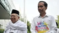 Bakal calon presiden Joko Widodo atau Jokowi (kanan) dan KH Ma'ruf Amin (kiri) saat tiba di RSPAD Gatot Subroto, Jakarta, Minggu (12/8). Jokowi mengenakan kemeja unik bertuliskan 'Bersih, Merakyat, Kerja Nyata'. (Merdeka.com/Iqbal Nugroho)