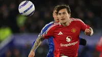 Bek Manchester United asal Swedia #02, Victor Lindelof (Kanan), berebut dengan penyerang Leicester City asal Inggris #09, Jamie Vardy (Kiri), selama pertandingan Liga Primer Inggris antara Leicester City dan Manchester United di Stadion King Power di Leicester, Inggris bagian tengah pada tanggal 16 Maret 2025. (Adrian Dennis/AFP)