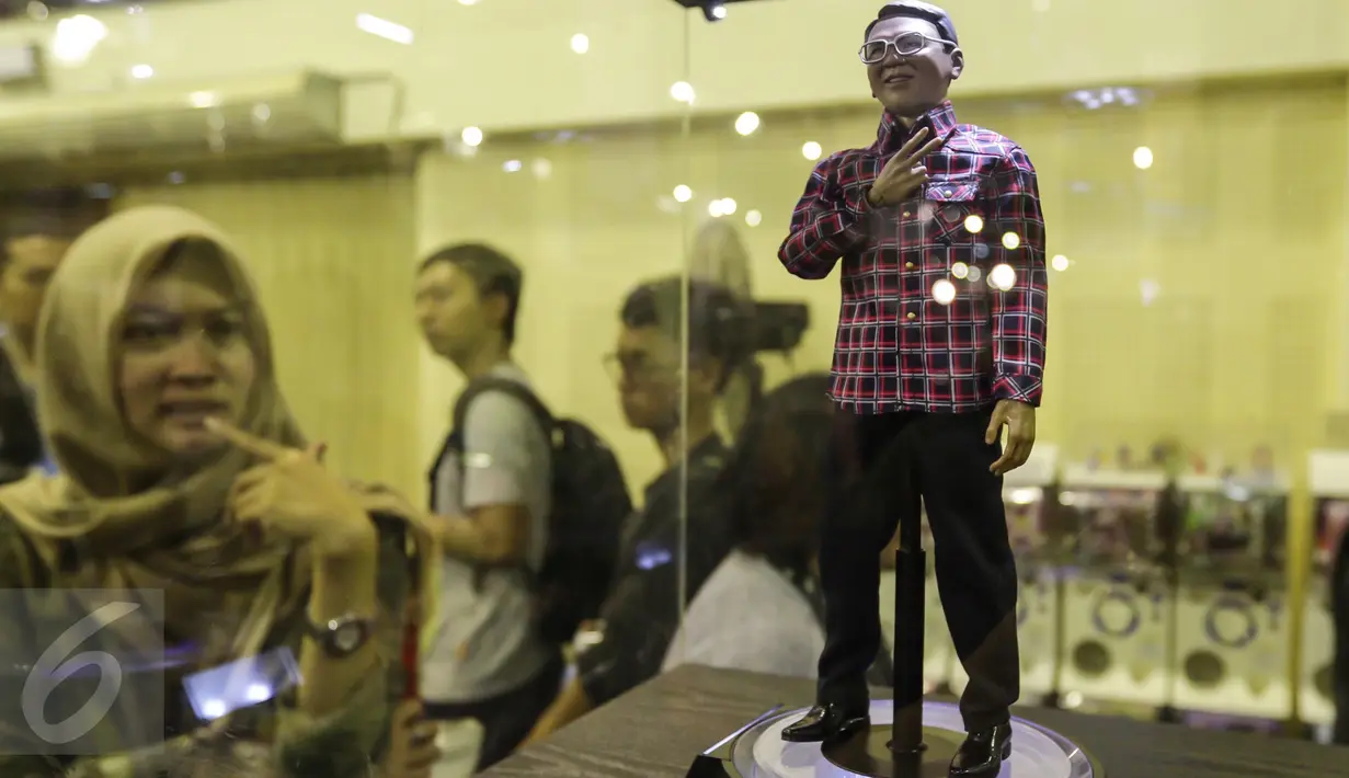 Sebuah miniatur Gubernur DKI Jakarta Ahok dipajang dalam ajang pameran The 13th Toys & Comics Fair 2017 di Balai Kartini, Jakarta, Sabtu (11/2). Kegiatan ini digelar selama dua hari, 11 hingga 12 Februari. (Liputan6.com/Fery Pradolo)