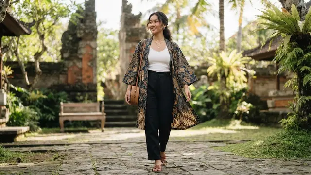Outer Batik Bergaya Kimono