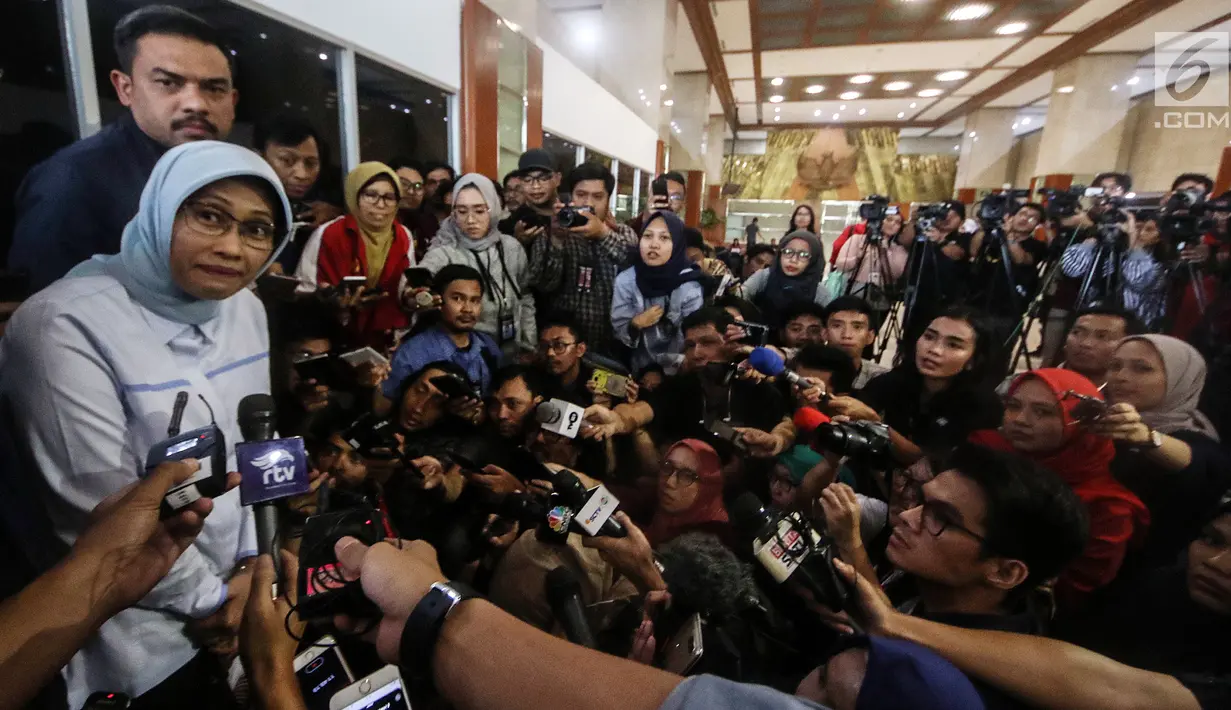 Plt Dirut PLN (Persero) Sripeni Inten Cahyani memberi keterangan usai bertemu Komisi VII DPR di Kompleks Parlemen, Senayan, Jakarta, Selasa (6/8/2019). Sripeni mengatakan dirinya memaparkan kepada Komisi VII DPR mengenai kronologi pemadaman listrik massal. (Liputan6.com/JohanTallo)