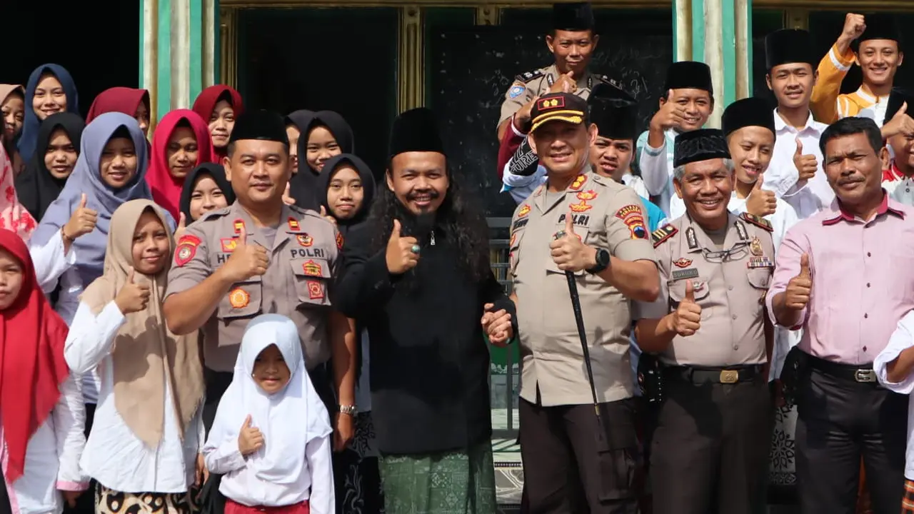 Kapolres Pemalang mengunjungi Ponpes Ali Nur Fuadiah. (Foto: Liputan6.com/Polres Pemalang/Muhamad Ridlo)