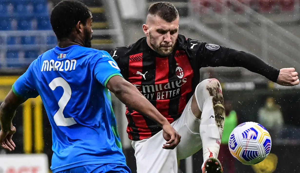 Ante Rebic. Pemain sayap Kroasia berusia 28 tahun yang kini menjalani musim ke-3 bersama AC Milan ini menjadi top skor AC Milan di musim pertamanya saat berstatus pinjaman dari Eintracht Frankfurt. Ia mampu mencetak 18 gol bagi AC Milan di semua ajang pada musim 2019/2020. (AFP/Miguel Medina)